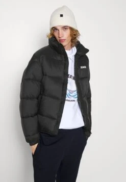 Napapijri Suomi- Gewatteerde Jas - Black 11 Napapijri Suomi- Gewatteerde Jas - Black -Napapijri 2d7449cd643b42b782afb0e1e2b86698